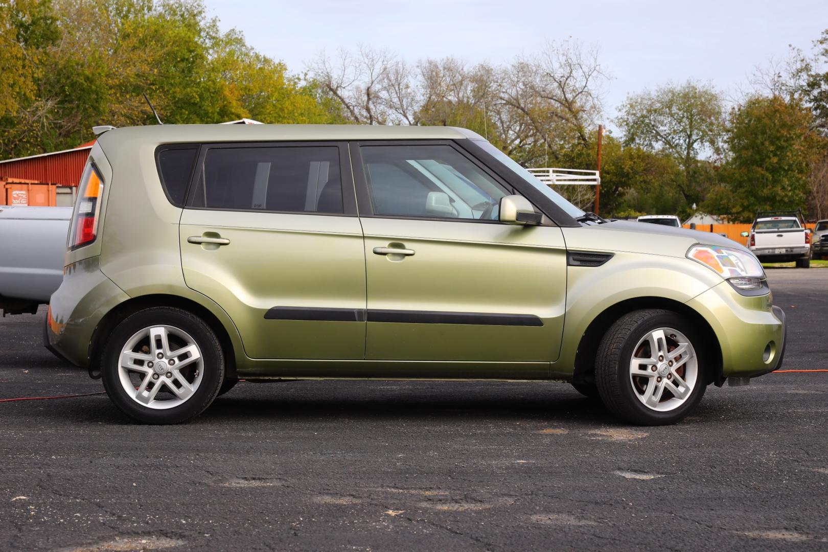 2011 GREEN KIA SOUL + (KNDJT2A26B7) with an 2.0L L4 DOHC 16V engine, 4-SPEED AUTOMATIC OR 5-SPEED MANUAL transmission, located at 420 E. Kingsbury St., Seguin, TX, 78155, (830) 401-0495, 29.581060, -97.961647 - Photo#3